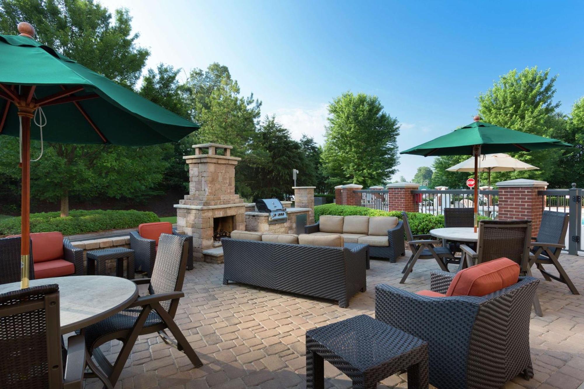 Hampton Inn Belmont At Montcross Экстерьер фото